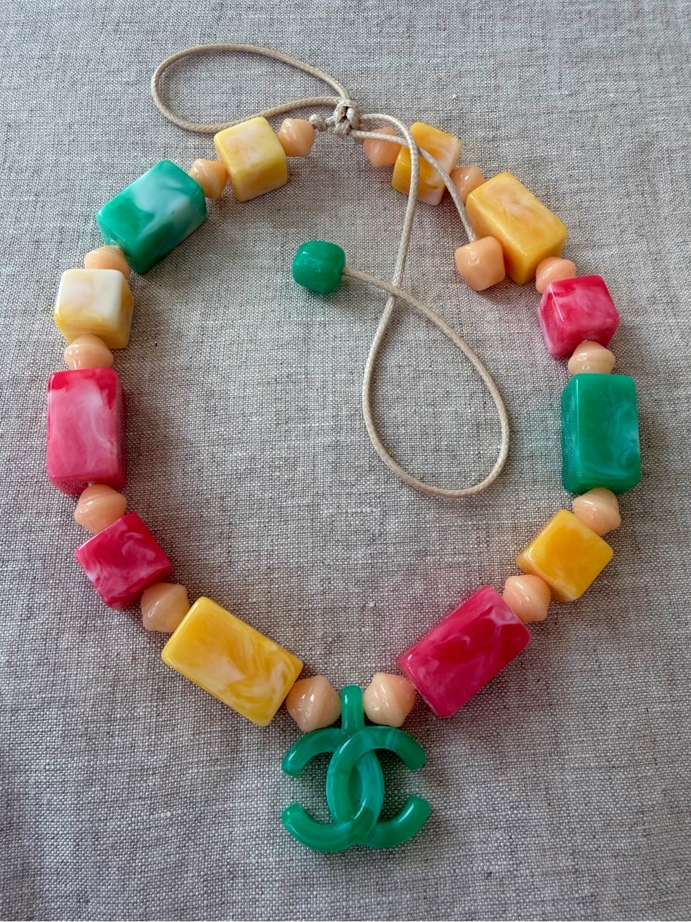 💚CHANEL Colorblock Beaded Necklace with Green CC Pendant🌈 - Picture 3 of 10